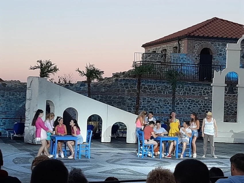 Мюзикълът \"Mamma Mia!\" чества своето 60-то представление в Цари Мали град
