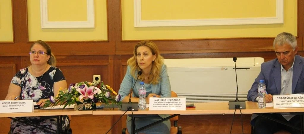 Вицепремиерът Николова: Отпускаме еднократната помощ за туризъм от 210 лв. за работещите на първа линия 