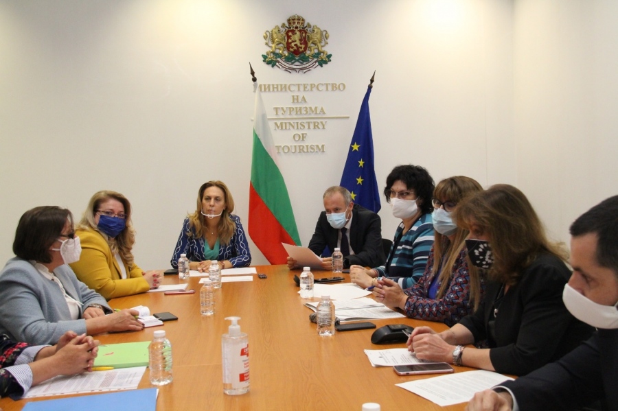 Марияна Николова и министър Красимир Вълчев обсъдиха с бранша въпроси за ученическите пътувания      