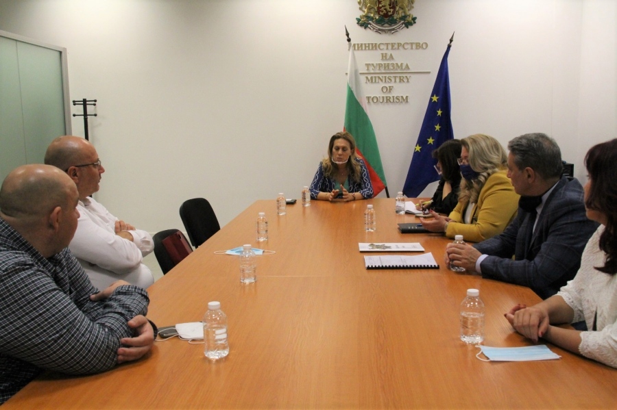  Вицепремиерът Марияна Николова участва в работна среща за създаване на национално меню