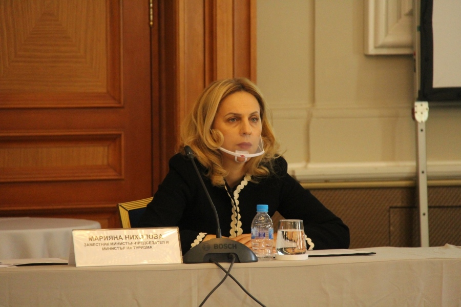 Марияна Николова въвежда единни правила за безопасност в зимните курорти