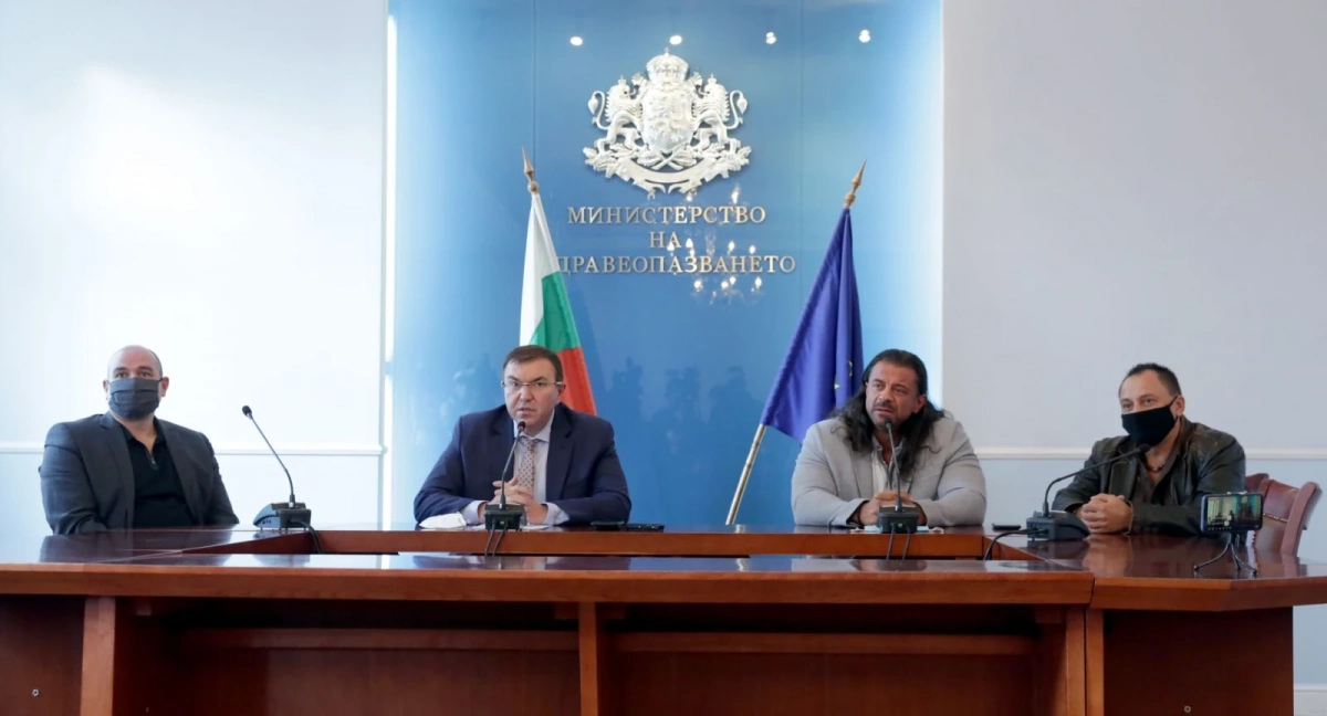 Властите въвеждат ограничения в дискотеки и барове