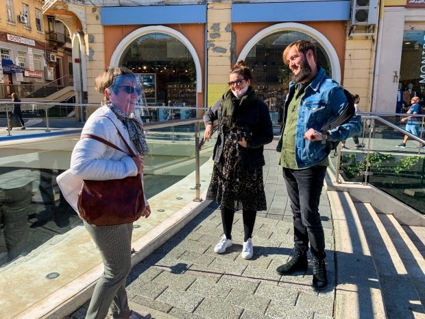 Популярни немски блогъри се разхождат из Стария град в Пловдив