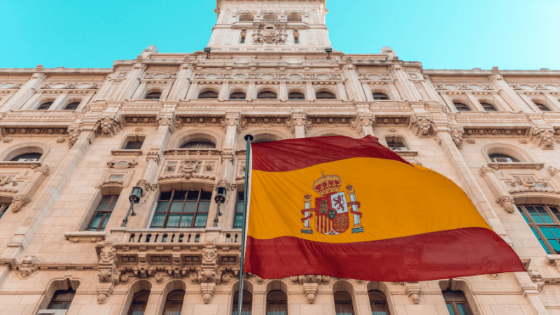 Испания връща извънредното положение заради огромен брой заразени 