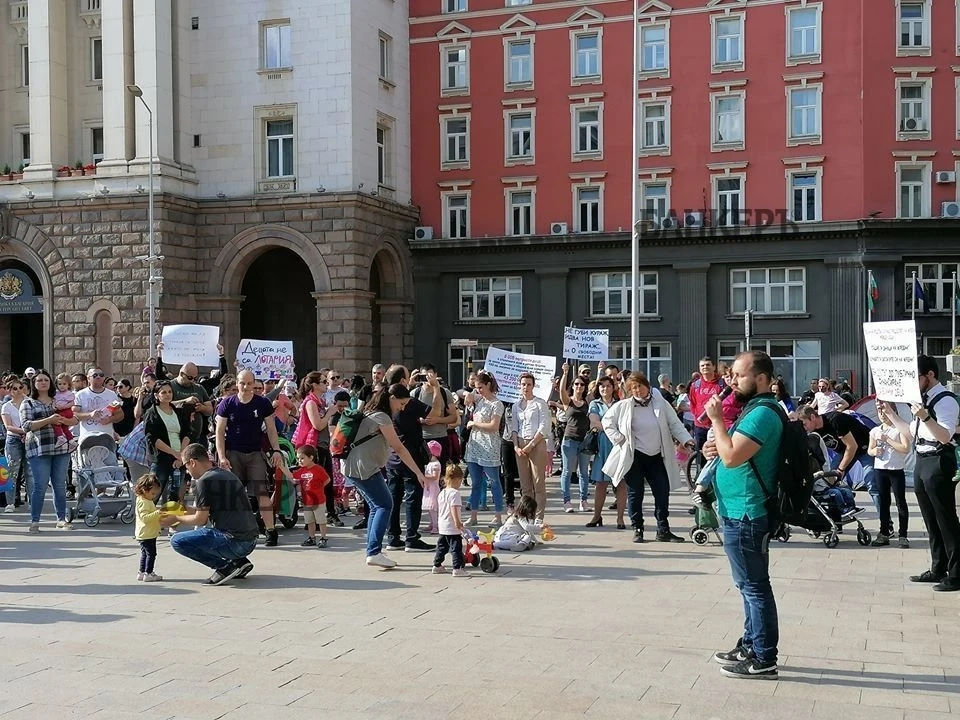 Екскурзоводи продават имущество да се прехранват