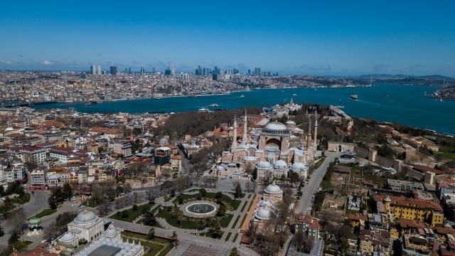 Чуждите туристи в Турция са намалели със 70%