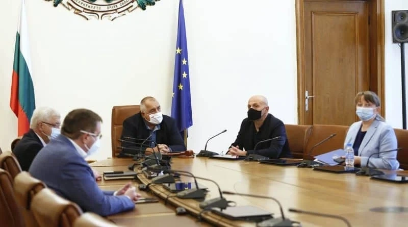 Правителството ще подпомогне с 305 000 лева служителите в етнографските музеи на открито