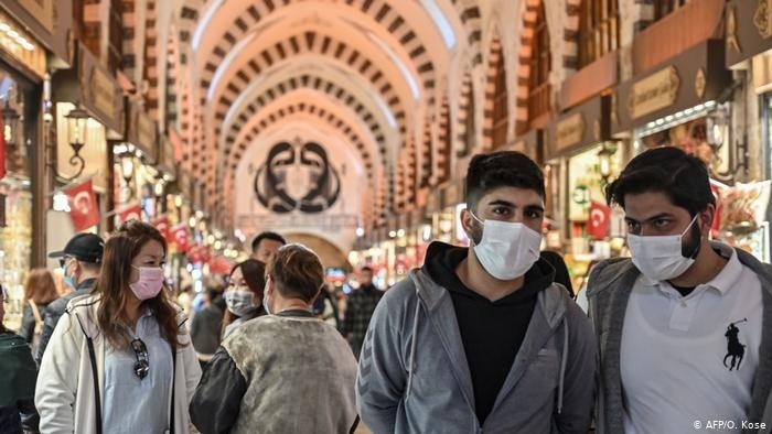 Турция счупи рекорда по заразени и въвежда вечерен час