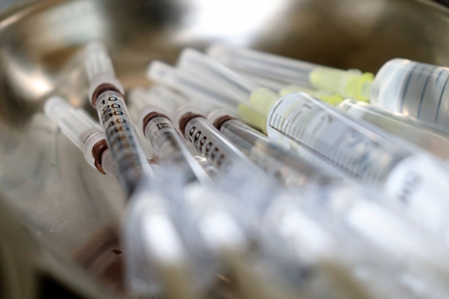 Великобритания може да разреши ползването на ваксината на Пфайзер и Бионтех от 1 декември