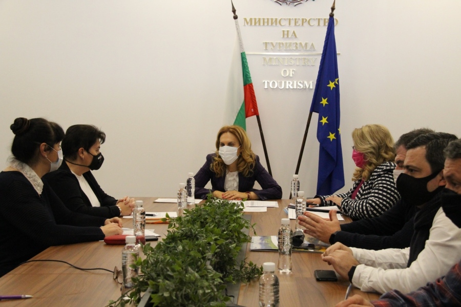 Марияна Николова проведе среща със сдруженията на туроператорите