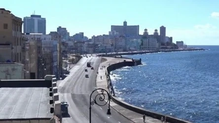 Туристи се стичат отново към Куба въпреки строгите мерки