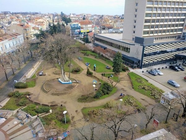 Инвеститор иска да изгради подземен паркинг до хотел България в Бургас