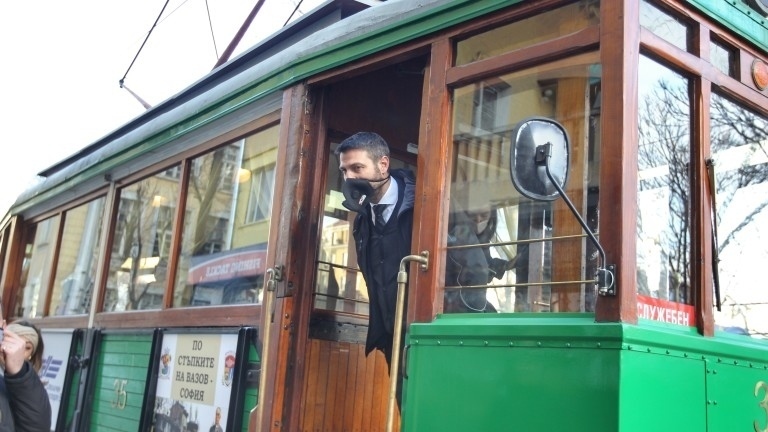 Безплатни панорамни обиколки днес в София с ретро автобуси и трамваи