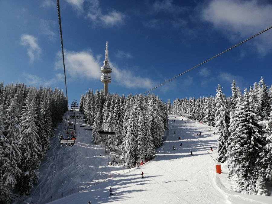 Пампорово възобновява работата на ски пистите от утре