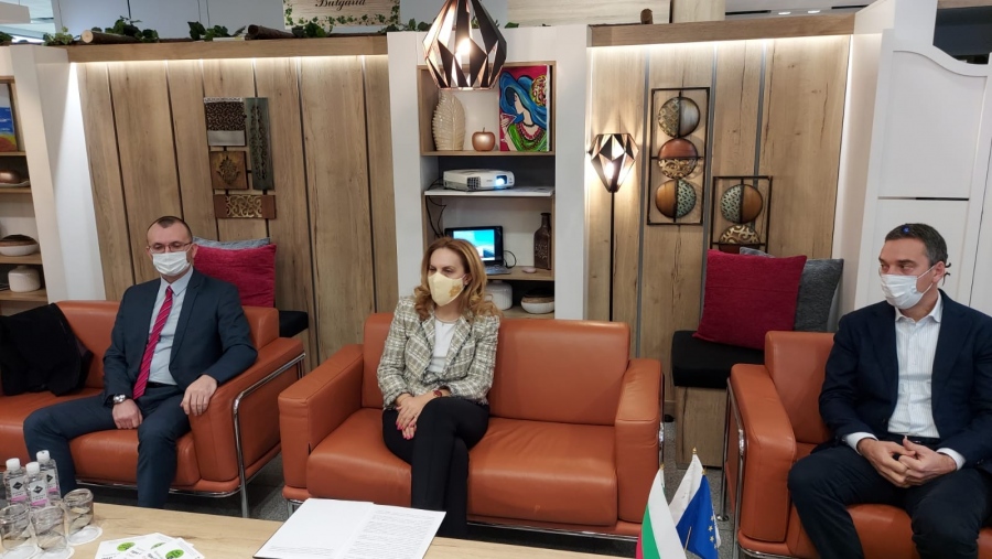 Марияна Николова проведе работна среща на Летище Бургас
