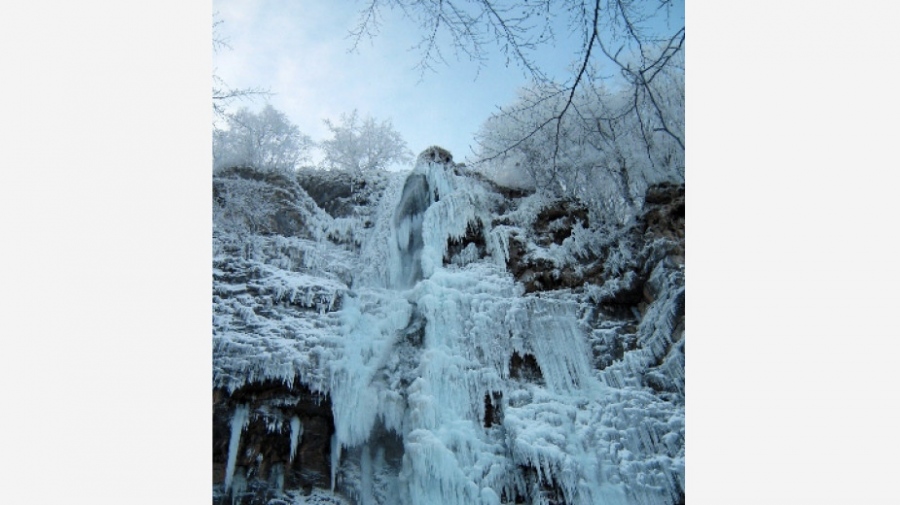 Красотата на замръзнали водопади привлича туристи