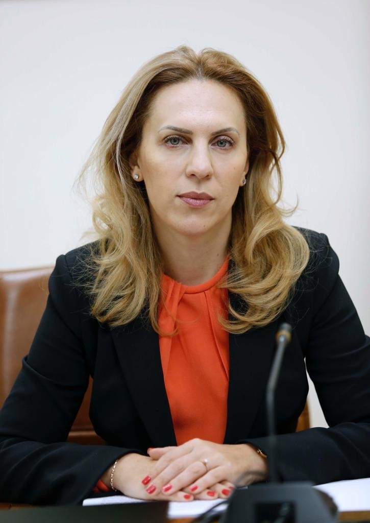 Марияна Николова иска служителите по морето и летищата да бъдат ваксинирани до лятото