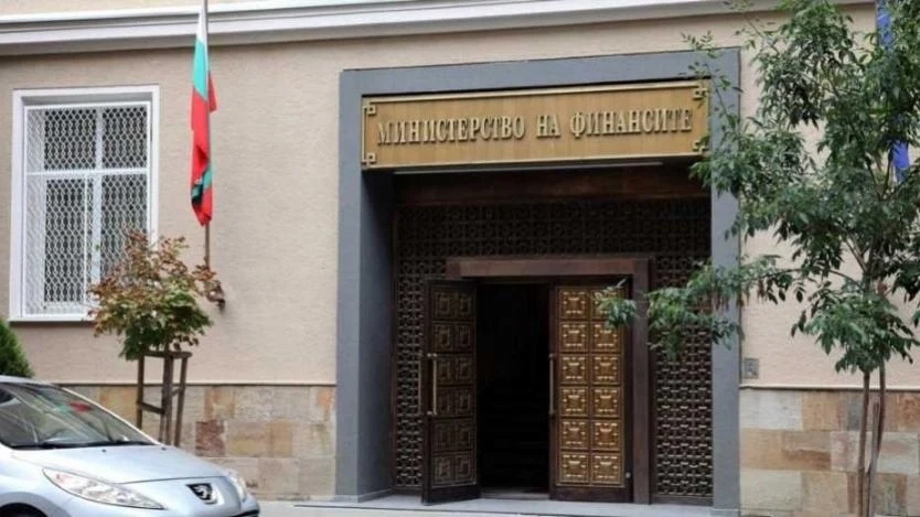 Новата поръчка за самолетни билети на администрацията остава за след изборите