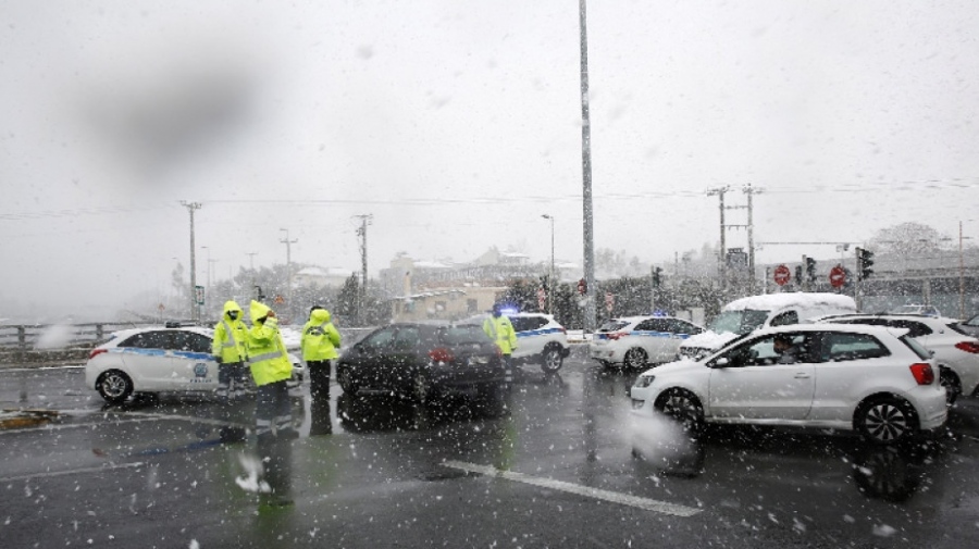 Сняг в Атина, транспортът блокира