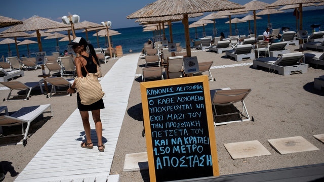 Гърция преговаря с Великобритания за ваксинационни паспорти за ваканции от май