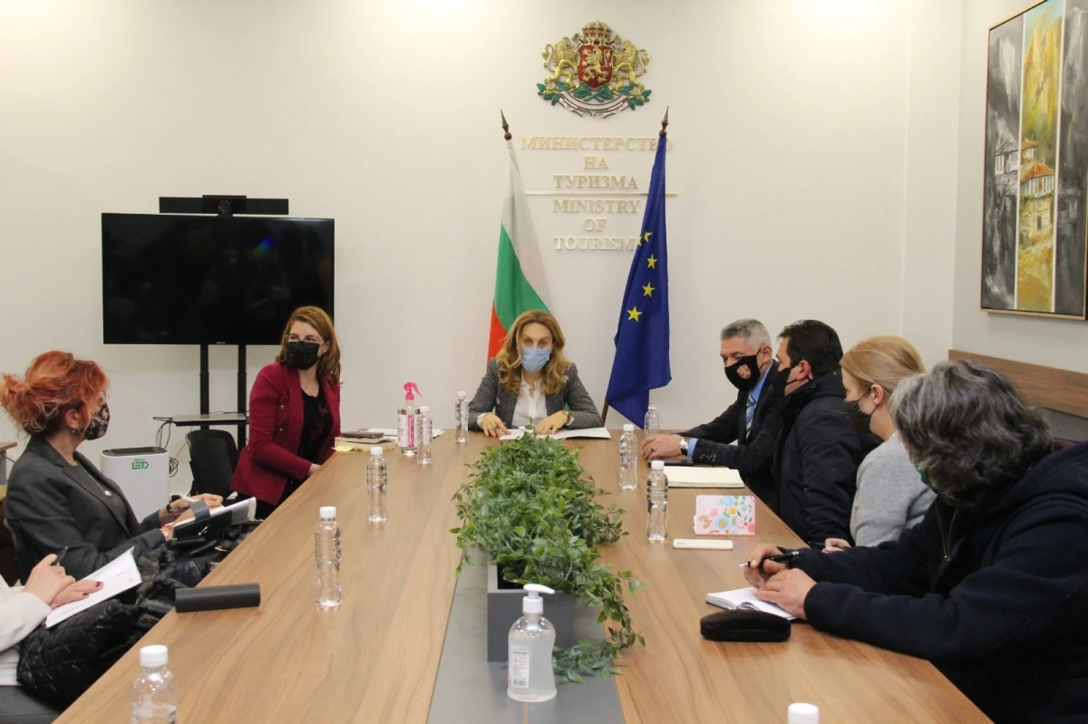Марияна Николова поиска евтини чадъри и шезлонги за лято 2021