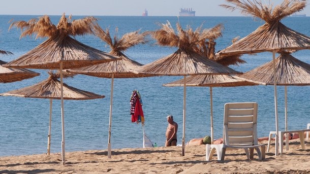 Чадърите на плажа трябва да са безплатни поне за 3 години