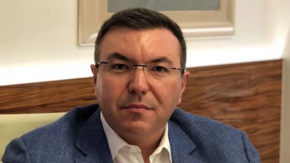 Здравният министър обмисля разхлабване на пътувяния и събития 