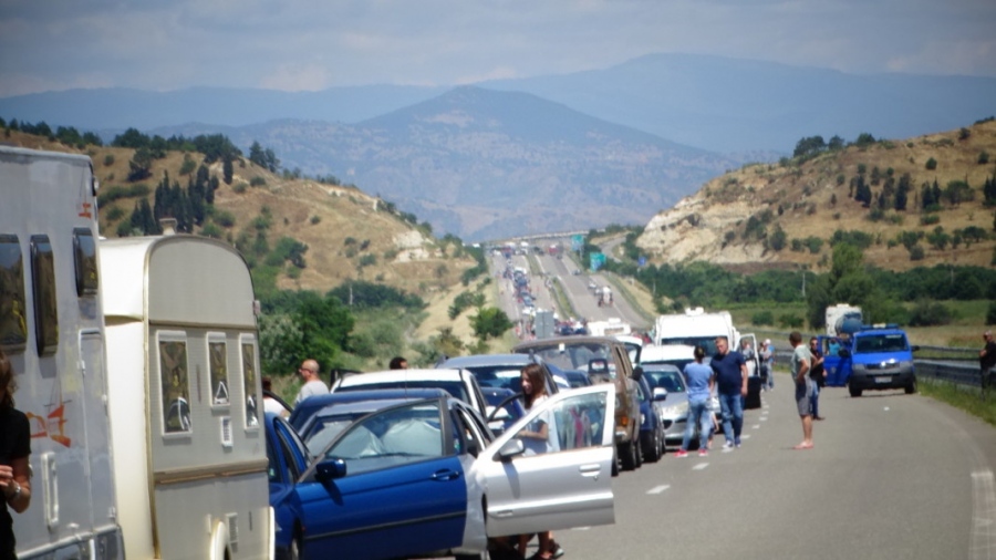 Опашка от коли на Кулата за влизане в Гърция