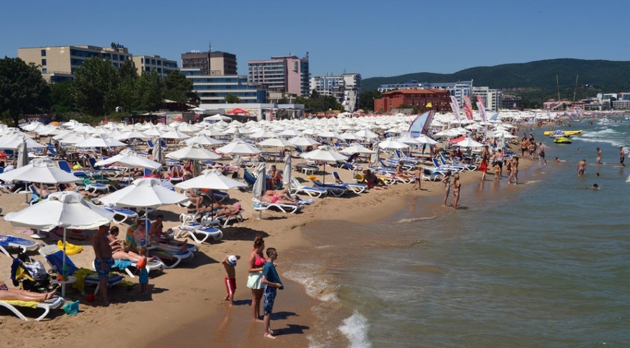Концесионерите на плажовете извиват ръцете на хотелиерите с високи цени на чадърите