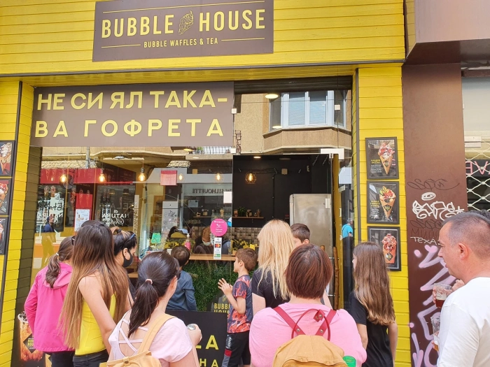 Опашки за гофрети с балончета се вият в Bubble house