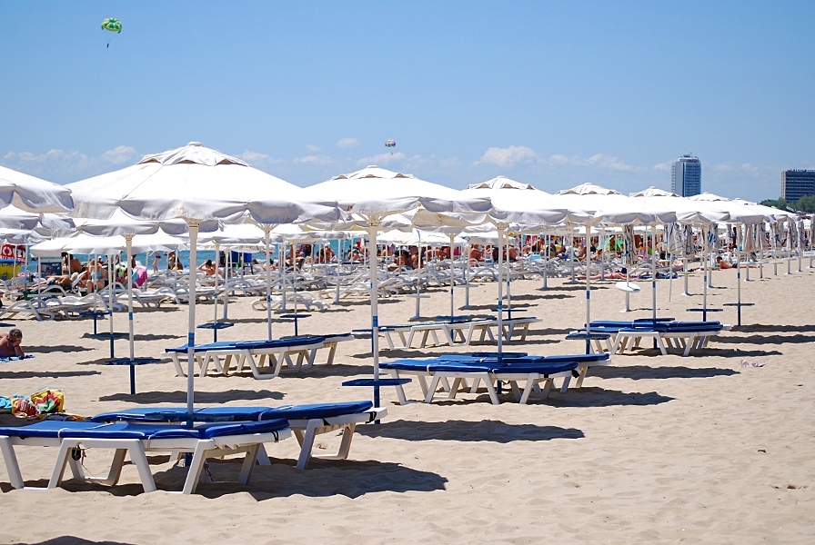 Седем концесионери на плажове ще дават безплатно чадъри и шезлонги