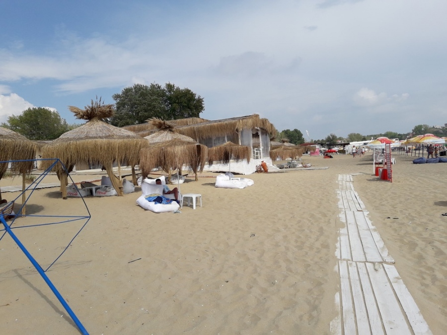 РДНСК Бургас издаде заповед за премахване на незаконен преместваем обект на плаж Каваци-юг
