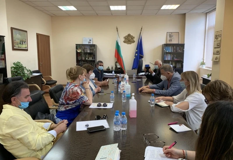 Балтова и Кацаров обсъдиха мерки за облекчаване на туризма