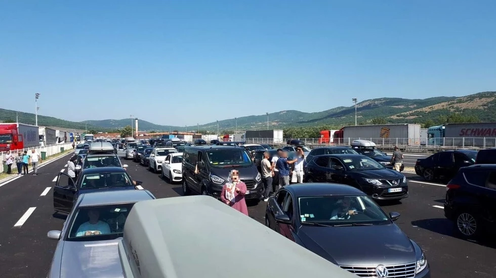 Близо 5 часа се чака за влизане в България от Сърбия