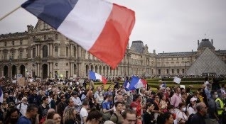 Френският парламент одобри посещението на заведения само със здравен пропуск