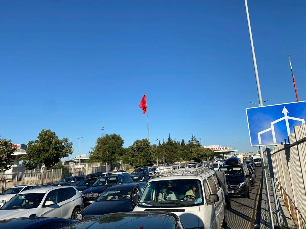 Огромна опашка има за влизане в България от Турция