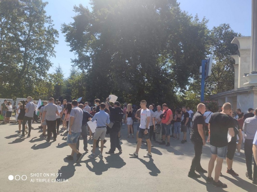 Собствениците на заведения във Варна излязоха на протест 