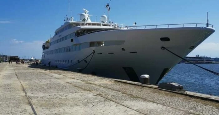 Яхта за 75 милиона долара акостира на Морска гара - Варна