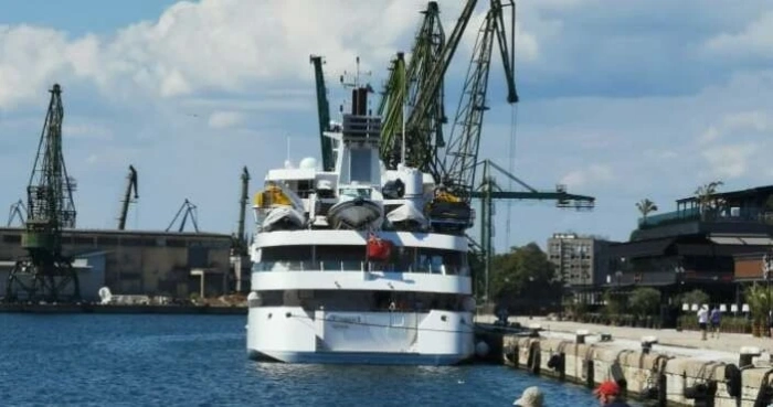 Яхта за 75 милиона долара акостира на Морска гара - Варна