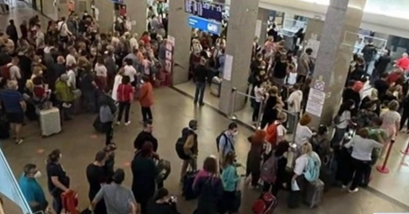 На летище София не се спазват мерките за дистанция