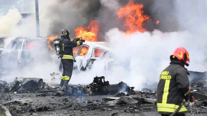 Самолет се разби в сграда в Милано