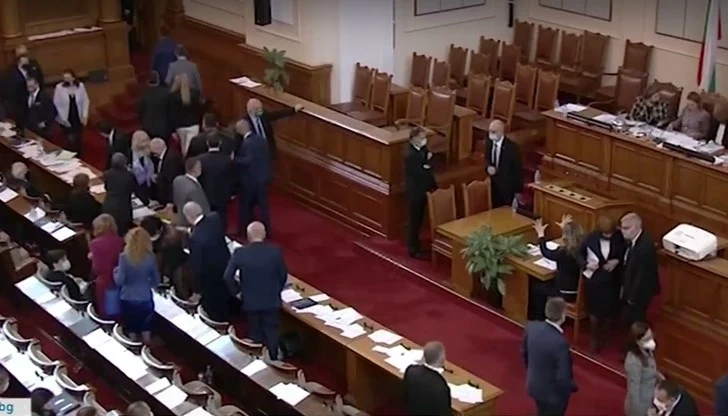 Парламентът реши ДДС за ресторанти и хотели да остане 9%
