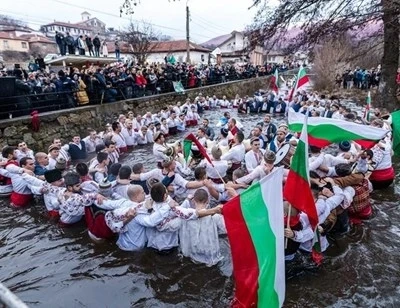 Местата в Калофер са пълни за мъжкото хоро
