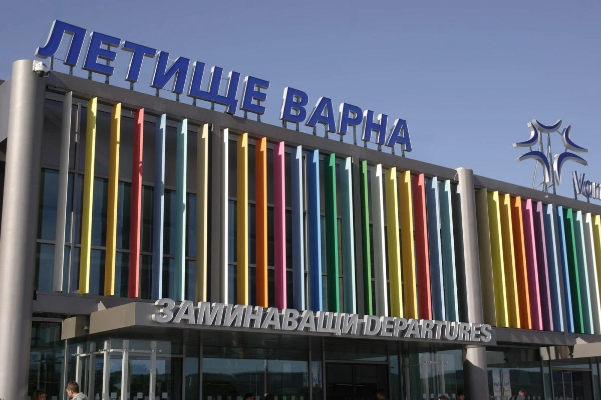 Летищата в Бургас и Варна посрещнаха близо 2 млн. пътници през 2021 г.