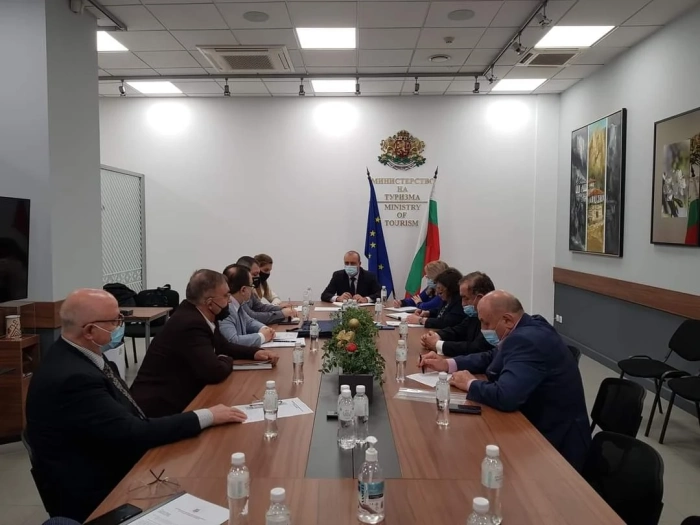 Министър Проданов се срещна с хотелиерите 