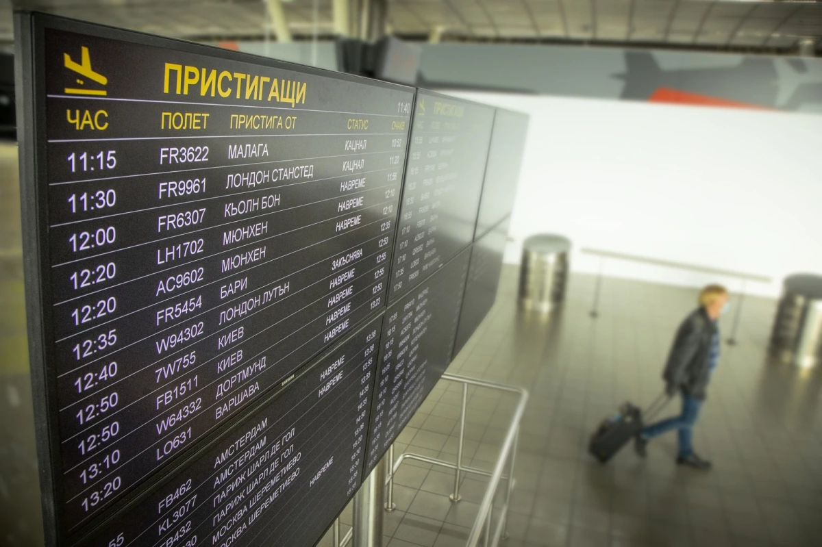 Трафикът на летище София бавно се възстановява