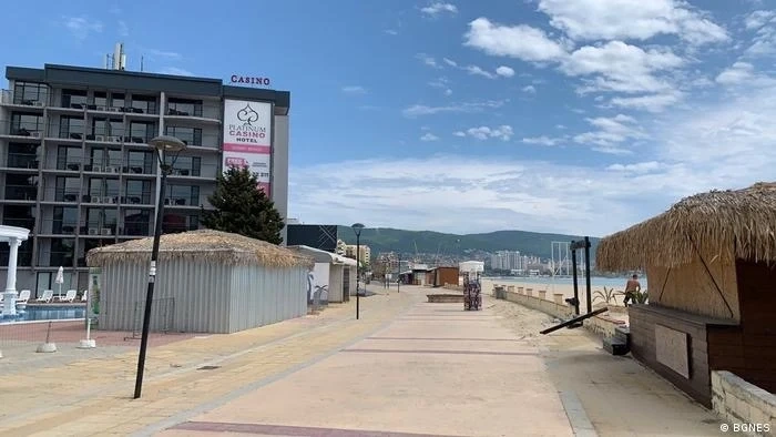 Хотелите ни пълни с бежанци, но браншът очаква и туристи