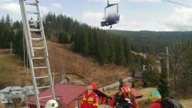 Свалиха със стълби десетки туристи от блокирал лифт в румънски курорт
