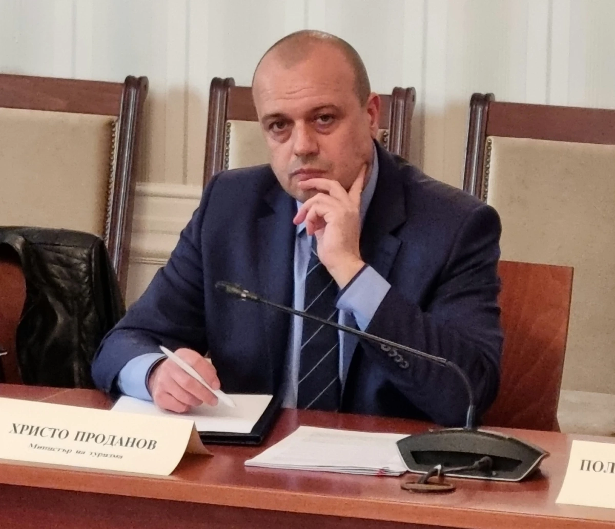 Министърът на туризма уволни 16 служители с новия устройствен правилник 