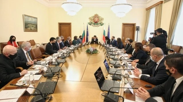 Правителството представи пакет от мерки срещу високите цени на горивата